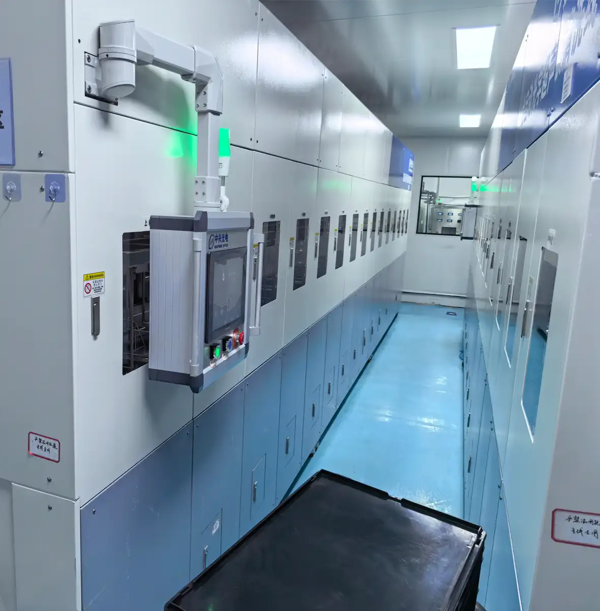 Ultrasonic cleaning area for optical lenses in the clean manufacturing workshop